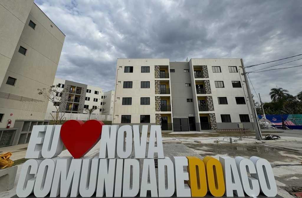 Prefeitura entrega mais três blocos de apartamentos na Comunidade do